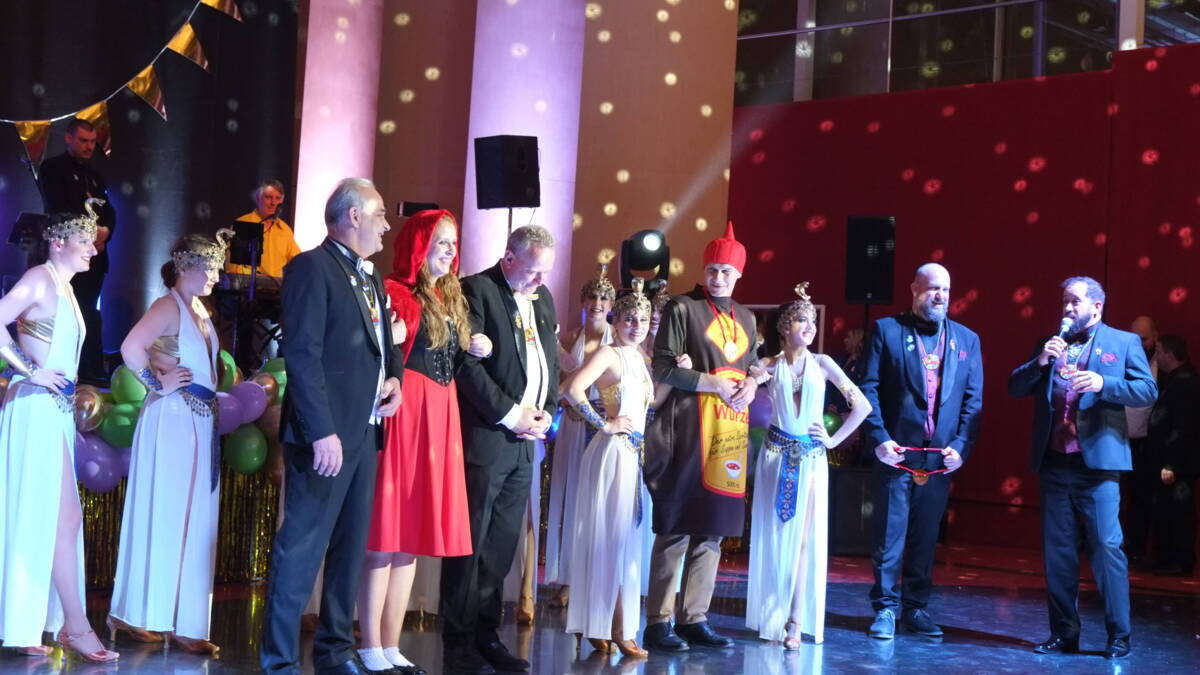 Faschingsball Kissing