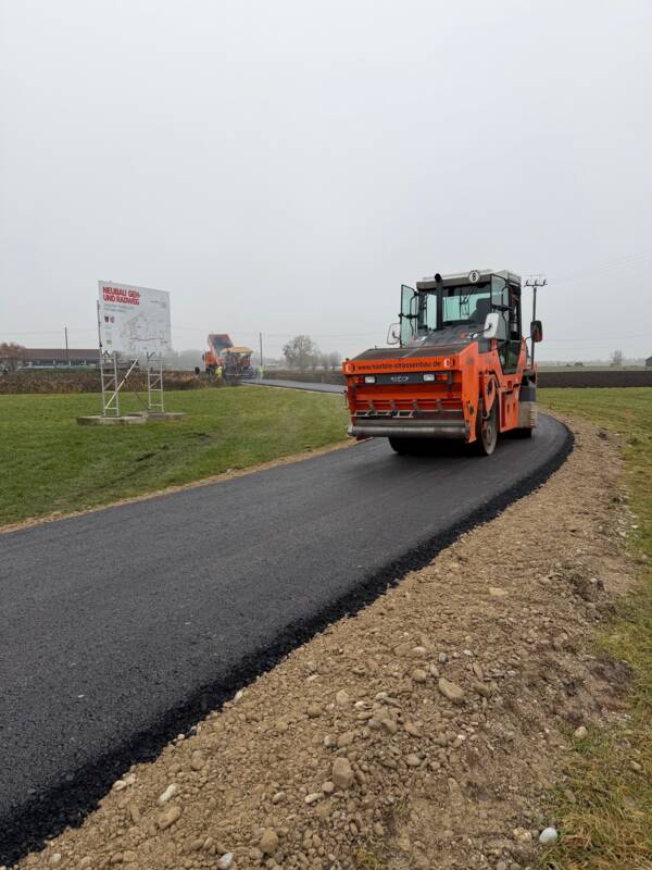 Asphaltierarbeiten – Radwegneubau Kissing–Hörnmannsberg